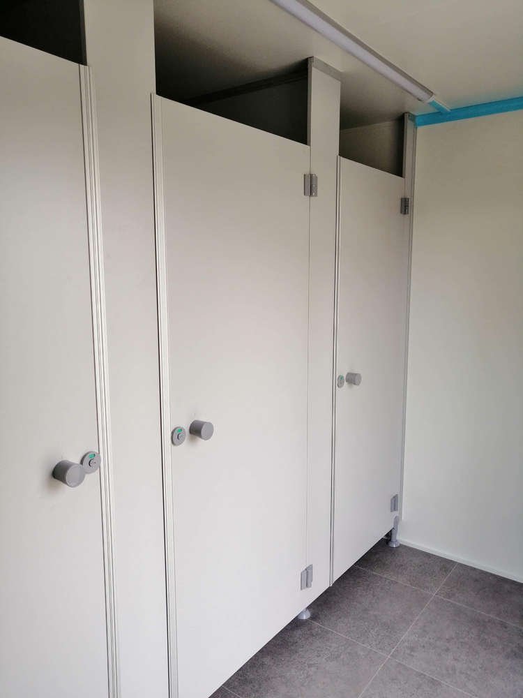 Remorque Sanitaire double 5 WC 3 Urinoirs 6×2,40 mètres – Image 2